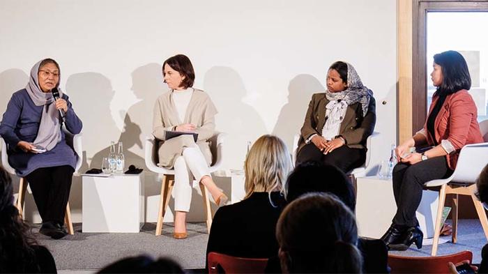 Bildlegende (oben, v.l.n.r.):Habiba Sarabi (ehemalige afghanische Gouverneurin); Au&szlig;enministerin Baerbock; Nisreen Elsaim (Vorsitzende der Sudan Youth Organization on Climate Change); Nyein Chan May, Menschenrechtsaktivistin aus Myanmar. (Bilder: Photothek.net/Schmitz)