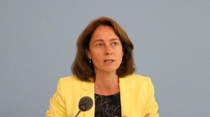 Bundesfrauenministerin Katarina Barley (SPD) bei der Vorstellung des Berichtes im Ministerium. - Bild: zwd