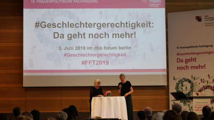 Dr. Ulrike Spangenberg (rechts) findet, das bestehende Steuerrecht benachteiligt Frauen. - Bild: zwd