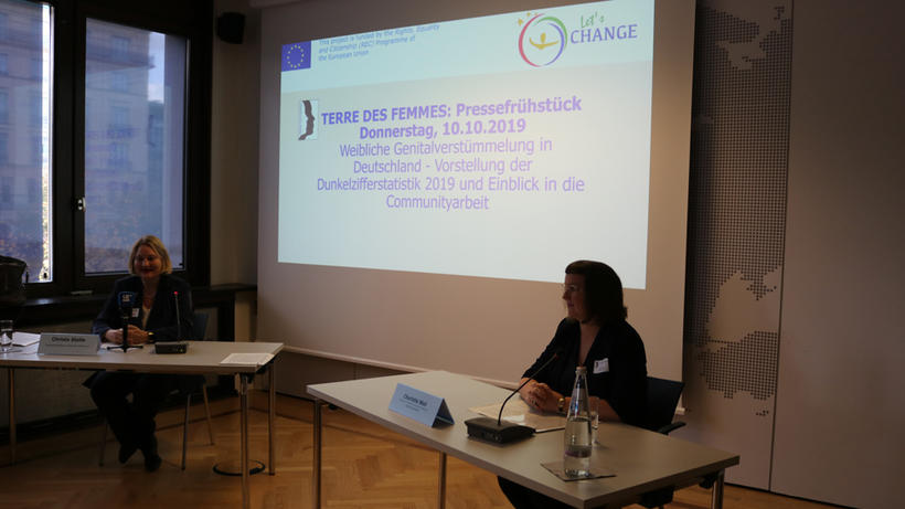 Christa Stolle (links), Bundesgeschäftsführerin von TdF und Charlotte Weil, Referentin zu weiblicher Genitalverstümmelung am Donnerstag in Berlin. - Bild: zwd